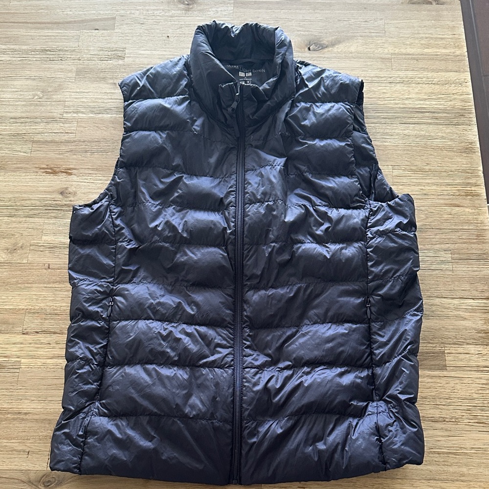 Uniqlo ultra lightweight down Vest in Navy size M. NEW